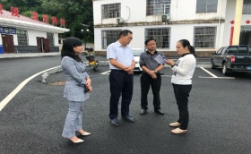 中國殯葬協(xié)會(huì )黨支部書(shū)記、會(huì )長(cháng)李建華到遂川考察扶貧項目